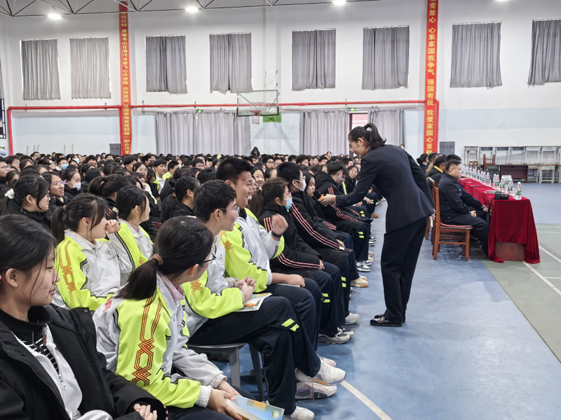 弘扬宪法精神 共创和谐校园——葫芦岛市二高中成功举办宪法进校园活动